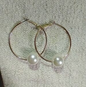 Goldtone faux pearl 🦪 hoop earrings